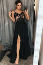 Vestido de festa em cetim preto com alças finas e corte A e racha em renda PG669