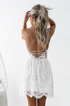 Robe de bal à bretelles spaghetti en ligne A avec entrecroisement en dentelle blanche PG191