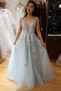 Une robe de bal bleu clair à bretelles spaghetti avec applications de perles PSK076