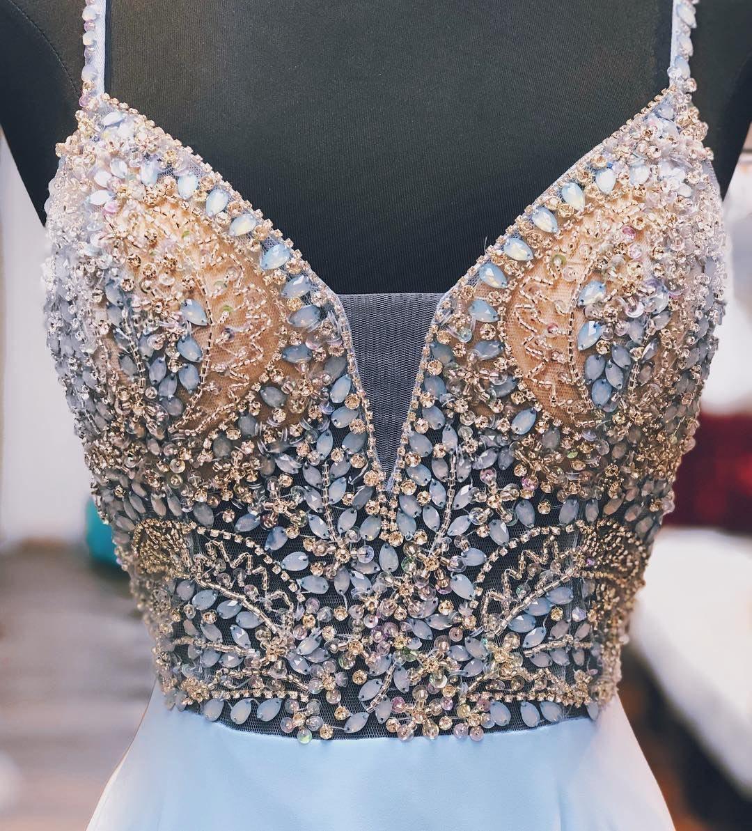 Vestido de festa comprido com alças finas e decote em A, azul-celeste, com missangas, PSK197