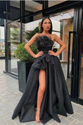 Vestidos largos de gala estilo princesa sin tirantes con escote partido al frente, plumas y volantes