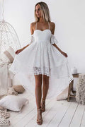 Robe de bal asymétrique blanche en dentelle, bretelles fines et décolleté tombant PD013