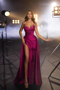 Robe de bal longue en satin avec décolleté cœur, coupe A, fente avant et perles