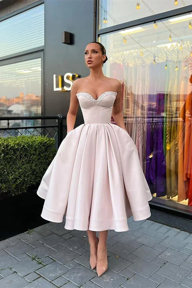 Vestidos cortos de fiesta de graduación con escote de corazón y línea A con abalorios