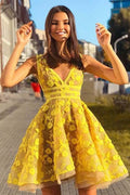 Robe de bal de promo courte jaune sans manches en V ligne A PD381