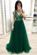Un Abito da Ballo Lungo in Tulle Verde con Scollatura a V e Decorazioni a Linea  PM200