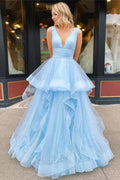 Une robe de bal/soirée longue bleue à encolure en V avec applications PSK156
