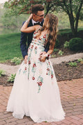 Vestido de Fiesta de Línea A con Escote en V, Encaje Marfil y Bordado Impreso para Baile de Graduación PG901