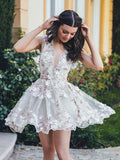 Robe courte de bal ou de rentrée académique à encolure en V et ligne A, avec applications de dentelle et fleur
