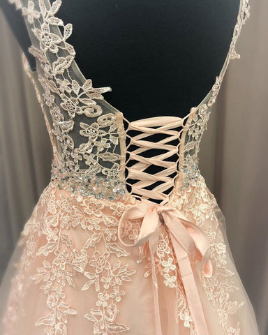 A-Linie V-Ausschnitt Spitze Langes formelles Abschlussballkleid mit Gürtel