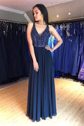 Abito da Ballo Lungo in Chiffon Blu Marina con Scollatura a V, Allacciatura con Lacci e Decorazioni a Perline PG954