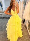 Vestido de noche largo amarillo estilo princesa con escote en V, tul superpuesto y cinturón
