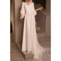 Robe de mariée simple en satin à manches longues et col en V avec traîne balayée