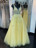 Vestido de Fiesta Largo con Escote en V, Espalda Abierta, Encaje Floral y Línea A en Tul Amarillo