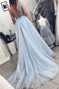 Vestito da cerimonia a linea A con scollo a V profondo, colore blu polvere, strascico e ricami di perline PM239