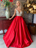 Robe de bal longue en satin avec perlage, col en V et coupe A, rouge pour soirée formelle