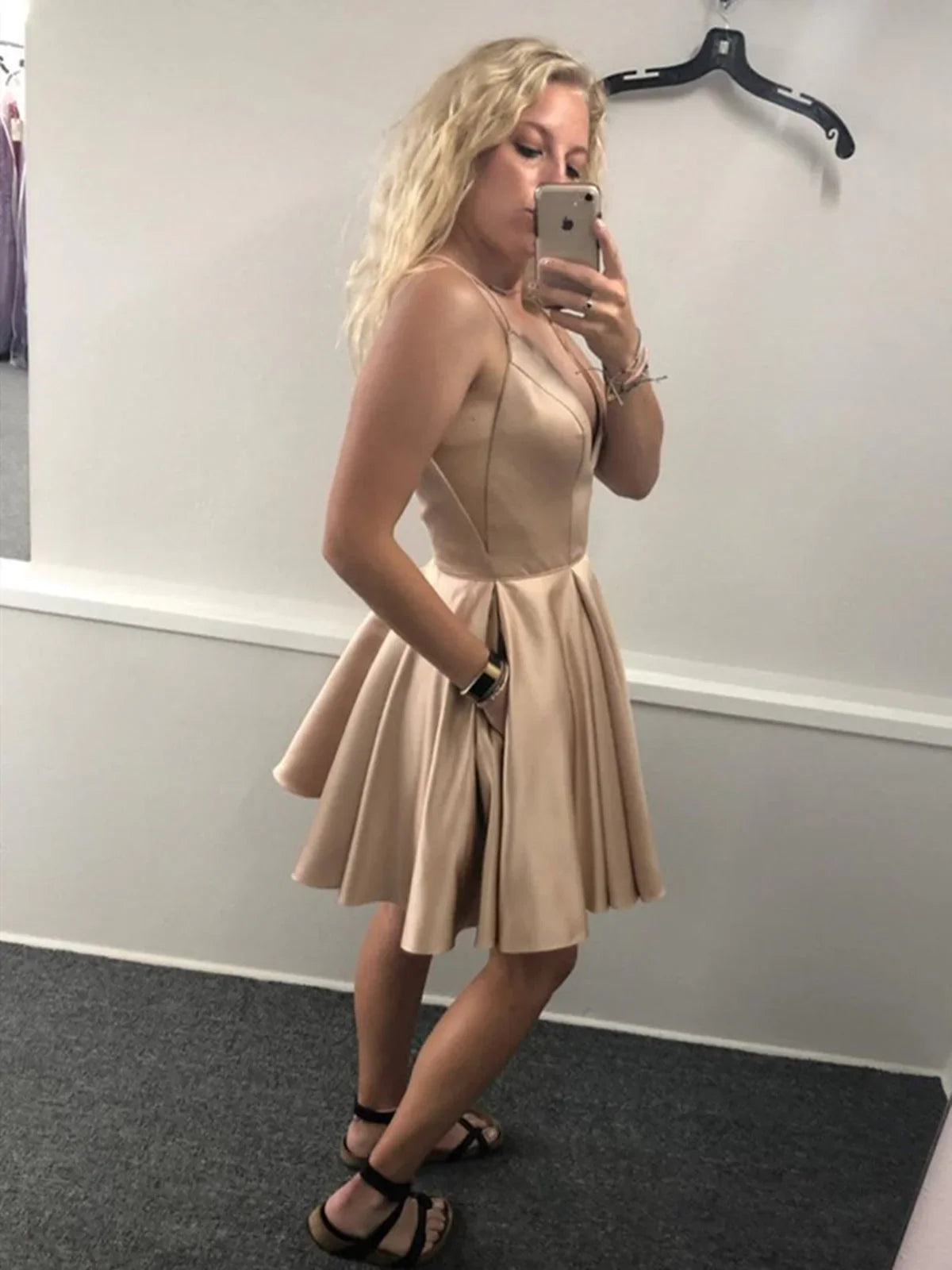 A-Line V-Ausschnitt Satin Kurz Abschlussballkleid mit Taschen Champagner Homecoming Kleider
