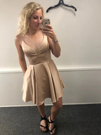 A-Line V-Ausschnitt Satin Kurz Abschlussballkleid mit Taschen Champagner Homecoming Kleider