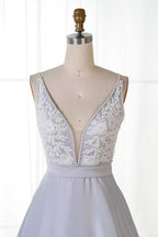 Vestido de festa em cetim cinzento com decote em V e apliques, corte A, PG806