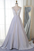 Robe de bal traîne évasée en satin gris à encolure en V et applications PG806