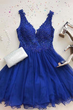 Vestidos de festa azul royal com decote em V e tule com missangas e aplicações PD261