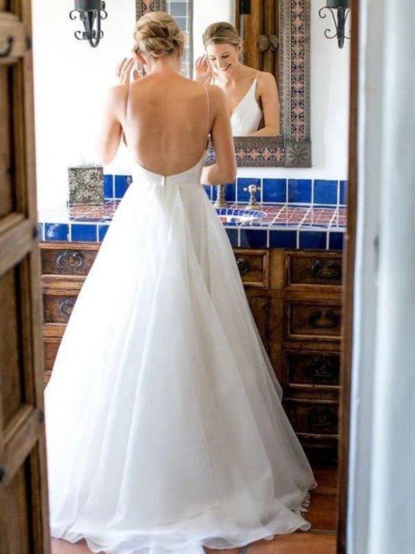 Vestidos de noiva em tule com decote em V e folhos, cauda comprida