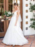 Vestido de novia con escote en V, línea A, tul y volantes, y cola barrida