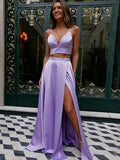 Une robe de soirée longue formelle pour bal de fin d'études en deux pièces avec encolure en V et fente haute