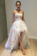 Robe de bal asymétrique blanche sans bretelles en tulle avec applications PG913