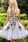 Robe de bal courte blanche à ligne A avec motif floral pour le bal de fin d'année PD248