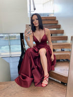 Vestidos de festa em cetim sem mangas com decote em V e elegantes folhos em linha A