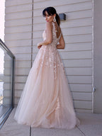 Vestidos de festa elegantes com decote em V e aplicações em tule, sem mangas