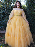 Abito da ballo lungo fino ai piedi con scollatura a spalla scoperta, maniche lunghe, decorato con perline su tulle, linea A ed elegante