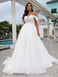 Vestidos de novia con escote caído, sin mangas, línea A/princesa, con aplicaciones de encaje y cola barrida/cepillo