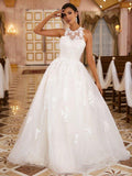 Vestidos de noiva estilo princesa com decote em V e aplicações de renda, sem mangas e cauda comprida