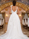 Vestidos de noiva estilo princesa com aplicações de renda, decote em V, sem mangas e cauda comprida