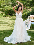 Vestidos de noiva estilo princesa com aplicações de renda, decote em V, sem mangas e cauda comprida