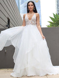 Vestidos de novia tipo A/princesa con volantes de encaje, escote en V, sin mangas y cola barrida/cepillo