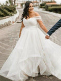 Vestidos de noiva plus size em organza, sem mangas, com folhos, corte A/princesa, cauda longa/escova, ombro à mostra