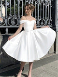 A-Line/Principessa Satin Drappeggio Scollo a Spalla Cadente Senza Maniche Abiti da Sposa in Satin Lunghezza Ginocchio