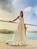 Vestidos de noiva estilo princesa com decote em V, sem mangas, cauda longa e cauda longa