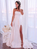 Vestidos de noiva estilo princesa com folhos em cetim, sem alças, sem mangas e cauda comprida