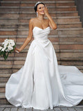 Vestidos de novia corte princesa satinado con volantes, escote corazón, sin mangas y cola de capilla