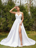 Vestidos de noiva estilo princesa com folhos em cetim e decote em V, sem mangas e cauda comprida