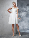 Abito da sposa corto in chiffon con collo trasparente, maniche corte e drappeggi linea A/principessa
