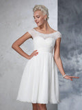 Abito da sposa corto in chiffon con collo trasparente, maniche corte e drappeggi linea A/principessa