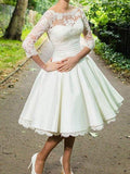 Abito da sposa in crepe stretch con pizzo, scollo a barchetta, maniche 3/4 e lunghezza al ginocchio linea A/principessa