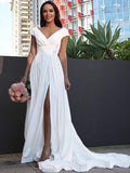 Abito da sposa in crepe stretch con scollo a V, maniche corte, balze e strascico spazzato linea A/principessa