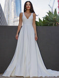Abito da sposa in crepe stretch con scollo a V, senza maniche, balze e strascico spazzato linea A/principessa