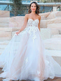 Vestidos de noiva estilo princesa com decote em A, aplicações em tule, sem mangas e cauda comprida